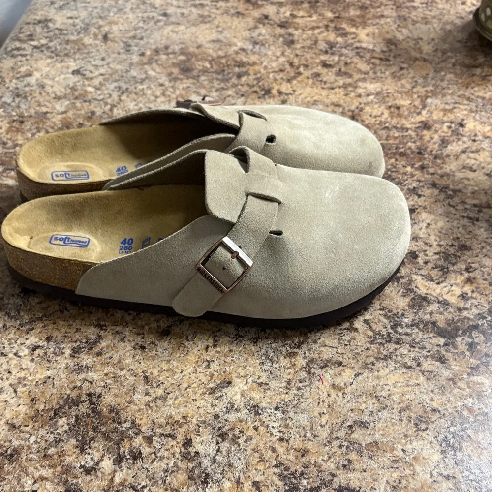 Slip on Clogs - Picture 2 of 3